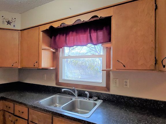 3rd image of 1403 E Side Dr