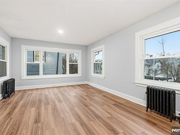 2nd image of 288 William St