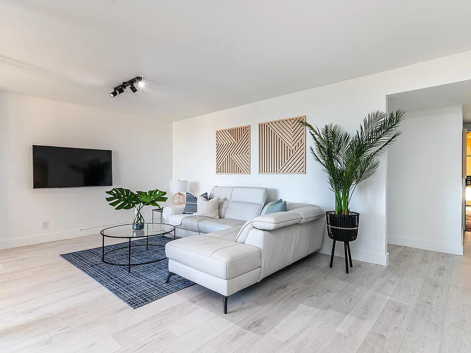 950 Egret Cir