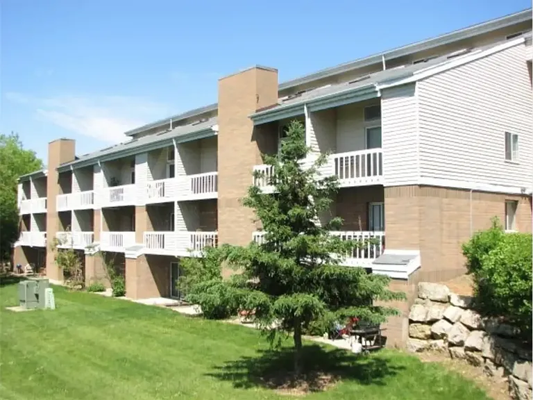 Summit Hill Apartments — Photo 7