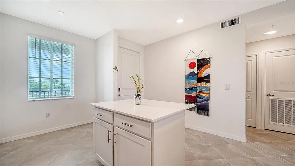 2 bed, 2.0 bath, 1120 sqft, $6,000 — Photo 3