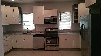 3rd image of 5851 W Ainslie St