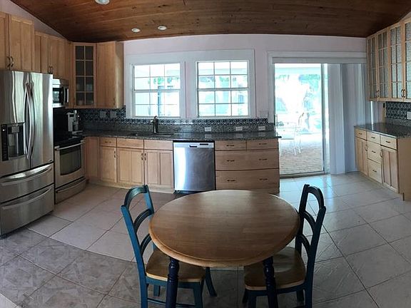 5th image of 747 Dahlia Ln