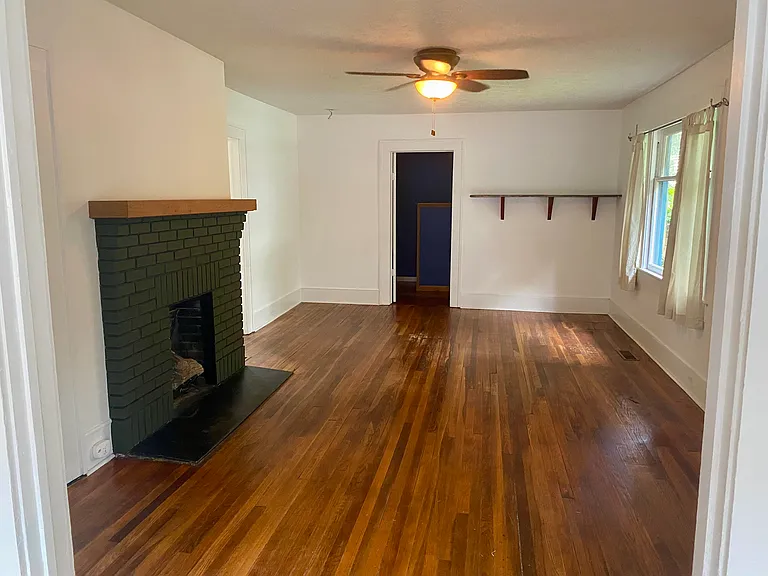 Living room as seen from dinning area, easy flow with both bedrooms to the left, bathroom straight ahead and front door immediately right.