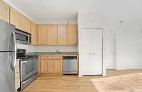 5th image of 1 E 8th St Unit 40A
