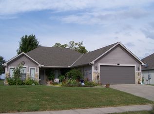 704 SW Bobcat St, Oak Grove, MO 64075