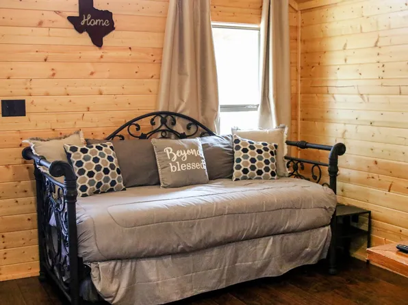 299 Willow Springs Dr, Pipe Creek, TX