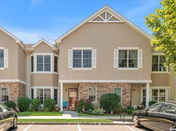 60 Miro Place #60, Port Washington, NY 11050