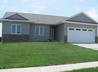 1915 Green Creek Rd, Cedar Falls, IA 50613