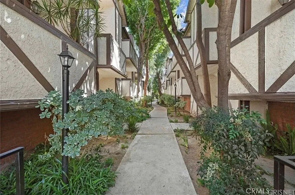 2 bed, 1025 sqft, $2,800 — Photo 2