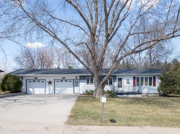 2129 Coulee Dr N, Mandan, ND 58554