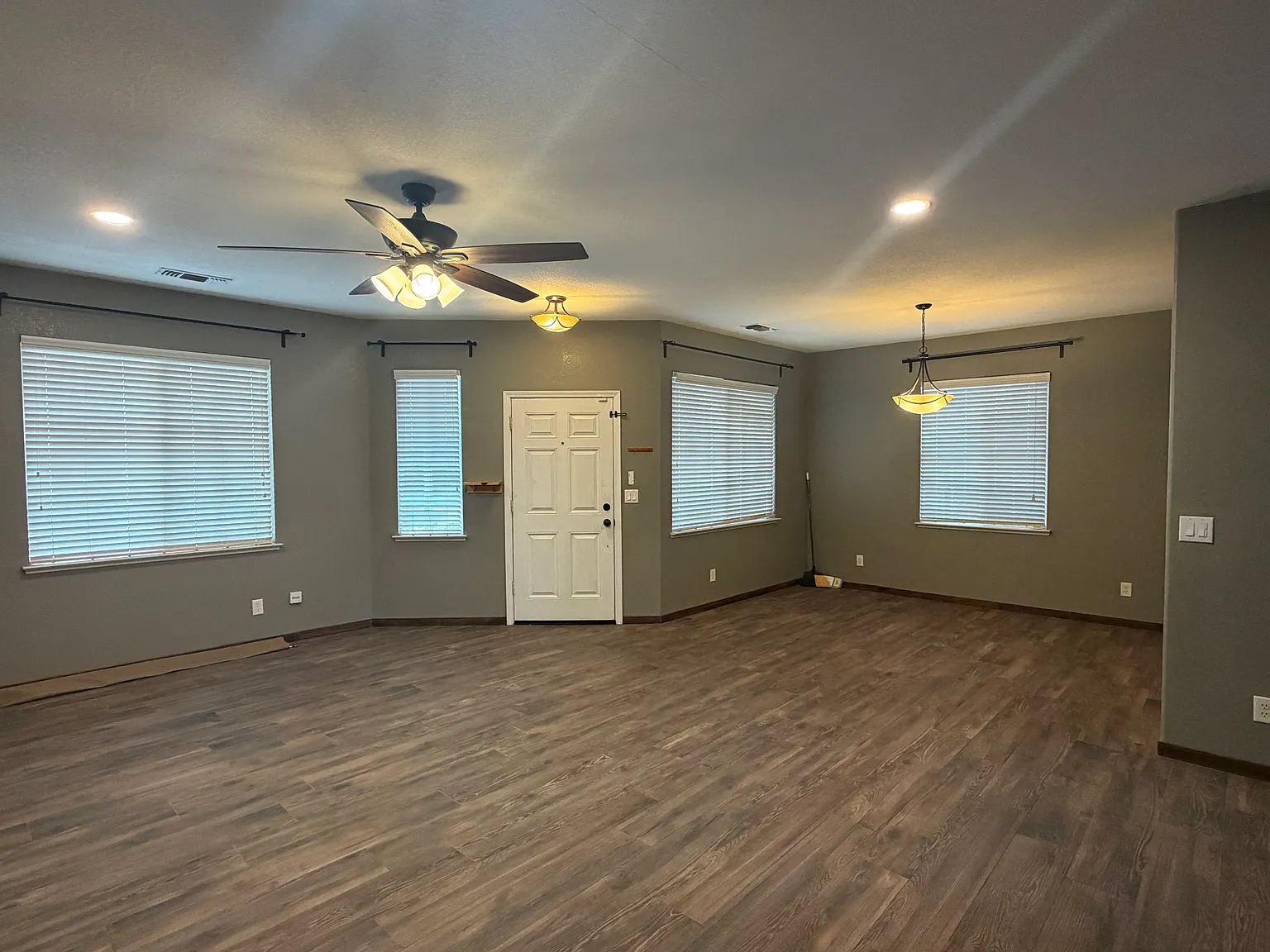 3 bed, 1683 sqft, $2,500 — Photo 2