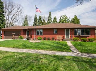 633 E Quincy St, New London, WI 54961