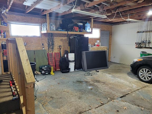 3rd image of 933 Labree Ave N