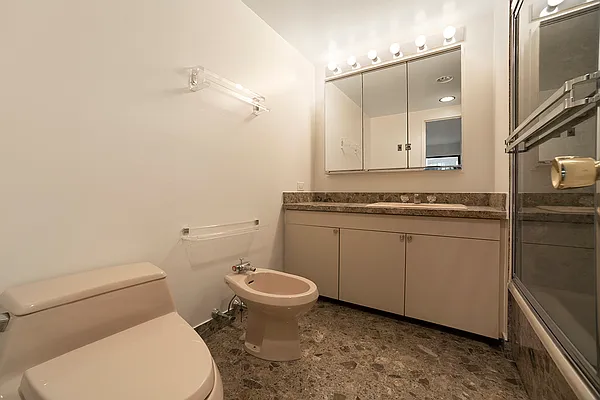 Rented by RELO REDAC INC. | media 8