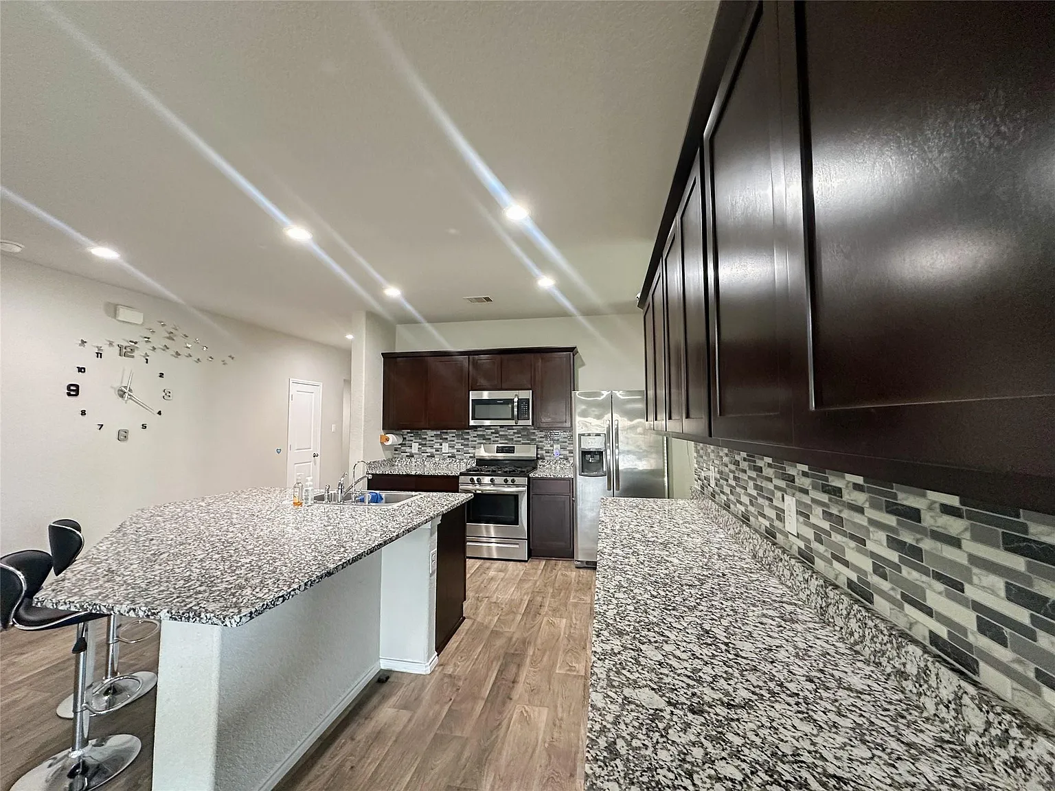 4 bed, 2.0 bath, 2098 sqft, $2,300 — Photo 4