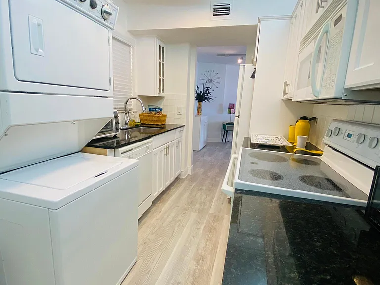 1881 Washington Ave #11 — Photo 8