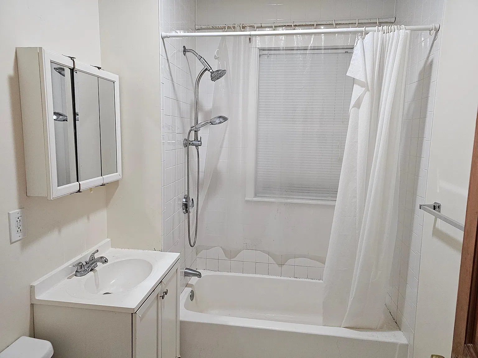 3 bed, 1200 sqft, $2,500 — Photo 2