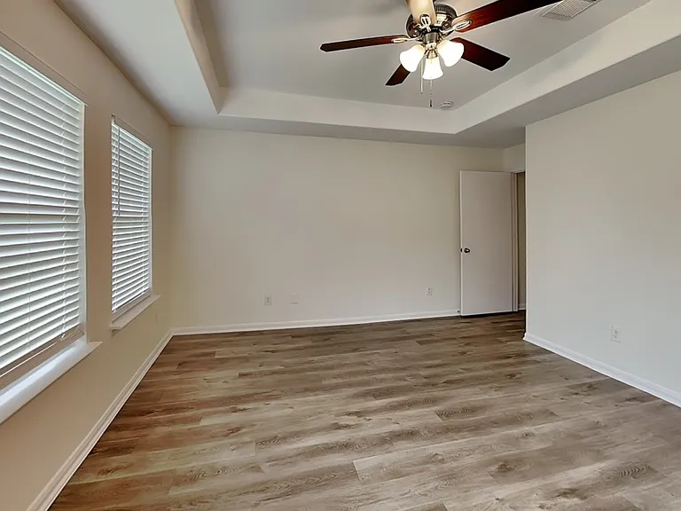 Spacious room with neutral bei