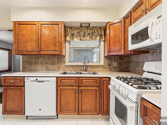 4th image of 60 White Oak Rd