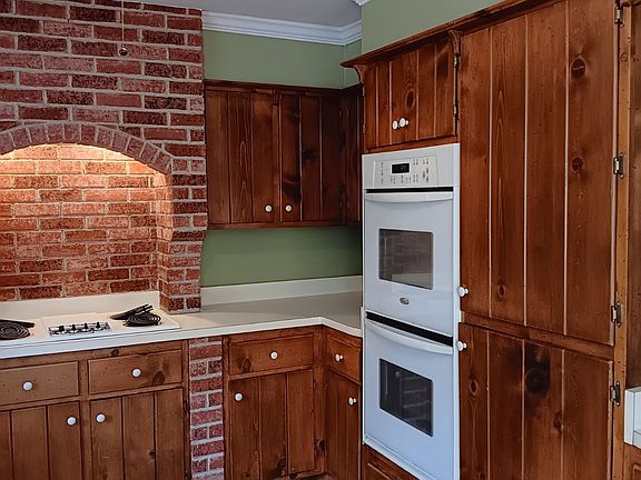 Double ovens in upstairs kitchen