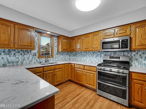 2nd image of 16164 Burgundy Dr