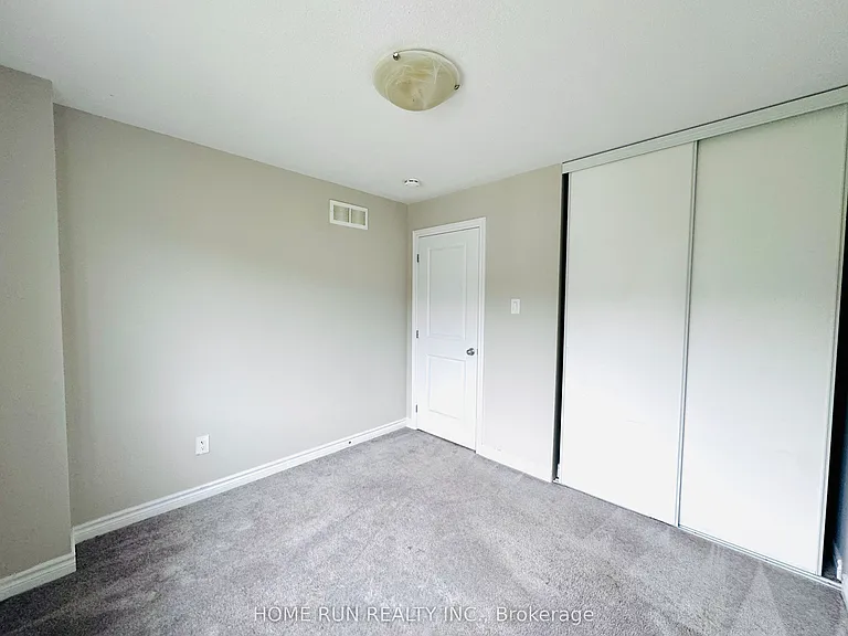 621 Lauraleaf Cres — Photo 18