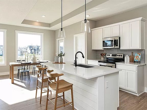 5th image of 520 Meadows Ct