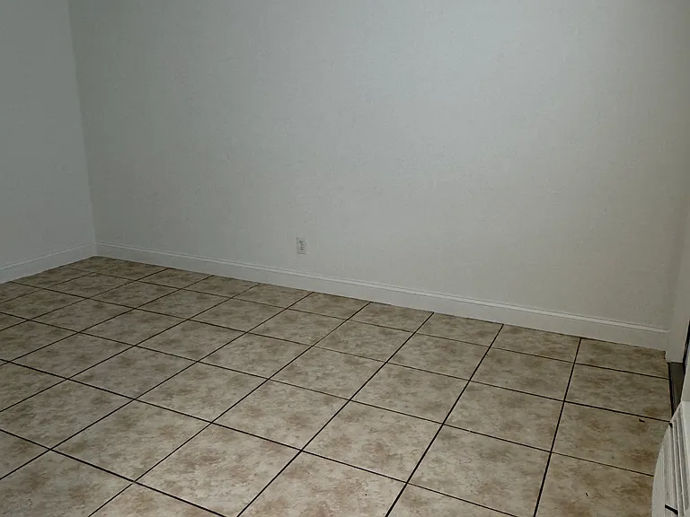 1135 W 28th St #6 — Photo 5