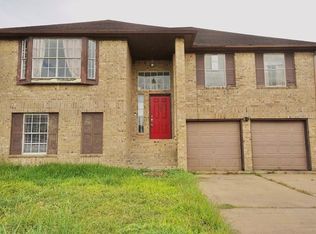 110 Almond Dr, Lake Jackson, TX 77566