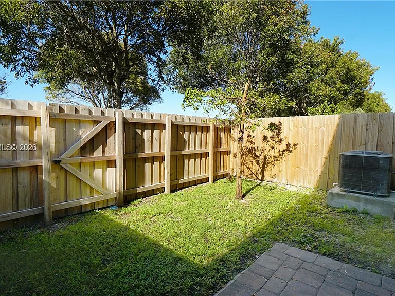 2411 SE 10th St #2411 — Photo 30