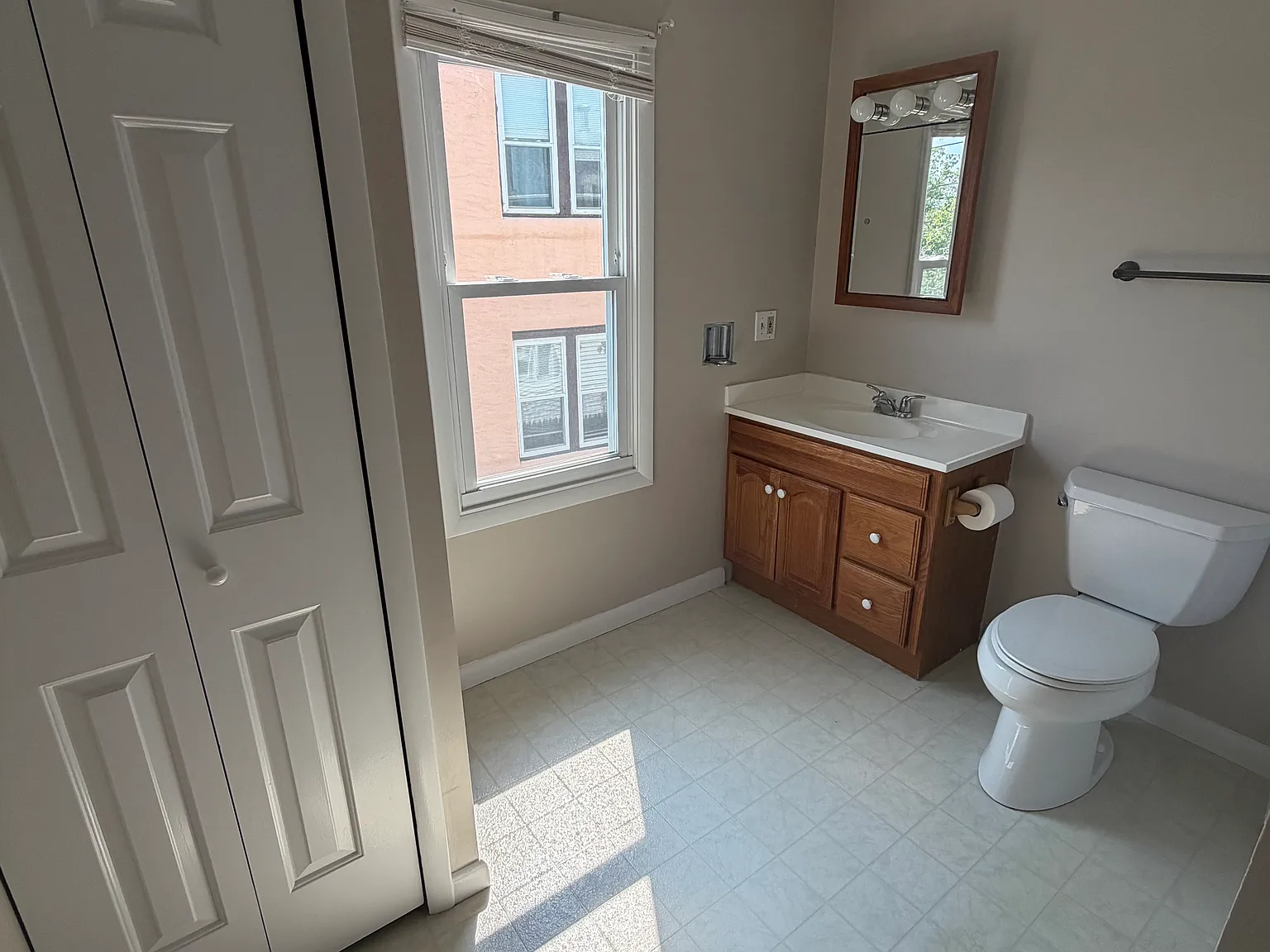 3 bed, 1.5 bath, 1100 sqft, $2,400 — Photo 3