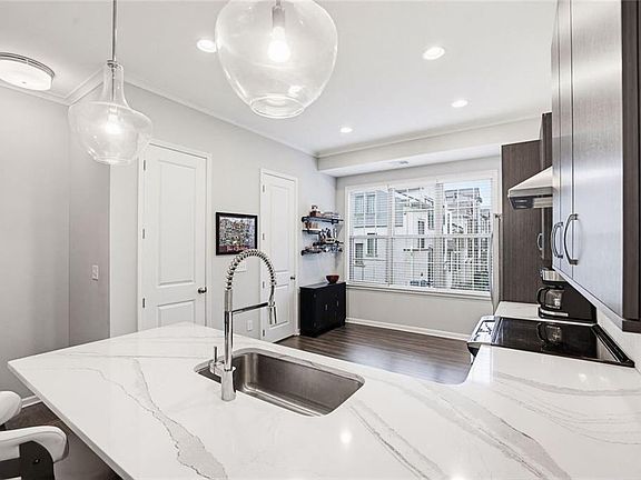 5th image of 629 Broadview Pl NE