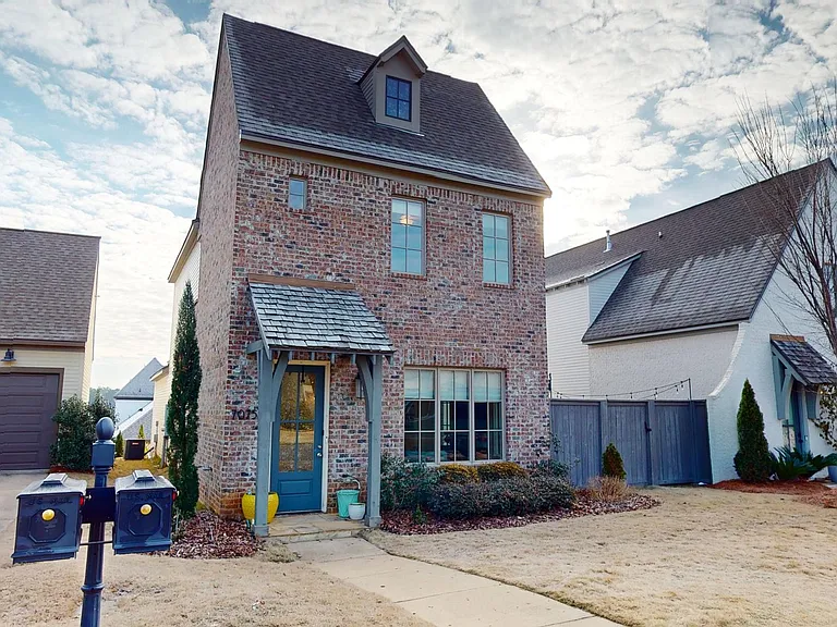 7075 Fain Park Dr — Photo 1