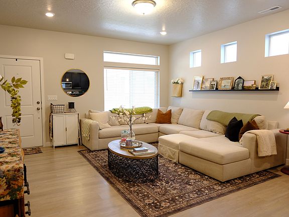 5th image of 97 E Fairmont Pl