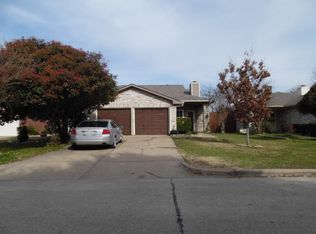 846 Springwood Dr, Grand Prairie, TX 75052