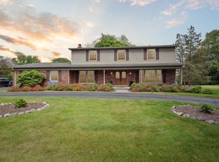5681 Beechview Dr, Rochester, MI 48306