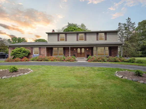 5681 Beechview Dr, Rochester, MI 48306