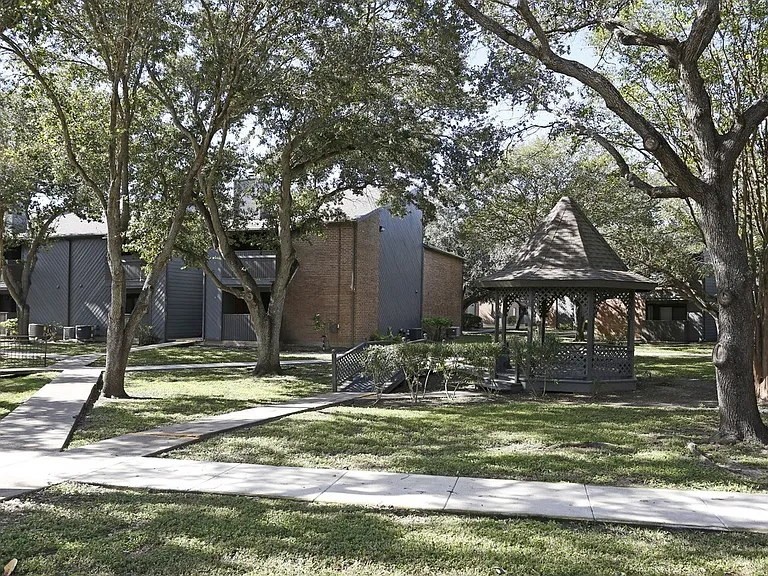 Sandcastle Apartments — Photo 8