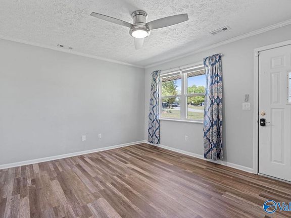 4th image of 632 Robinhood Way