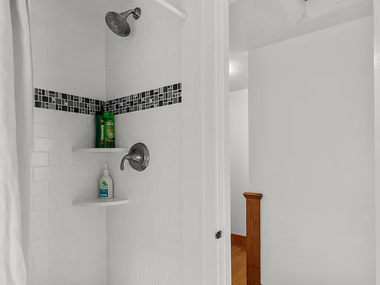 72 Kane Ave — Photo 17
