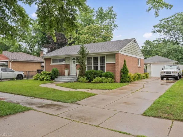 1181 Hiawatha Dr, Elgin, IL 60120