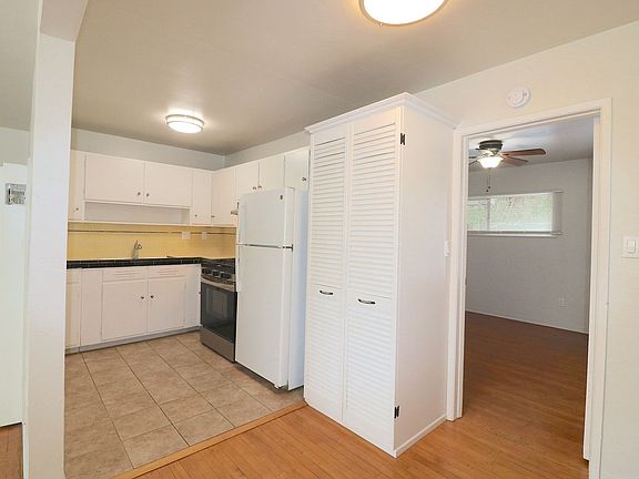 5th image of 3720-3722 Dove St #A