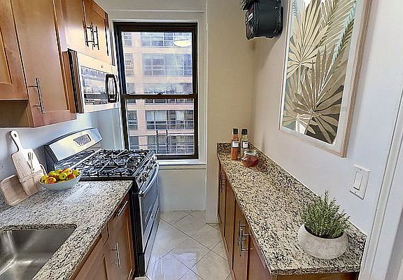 4th image of 405 E 54th St #7B