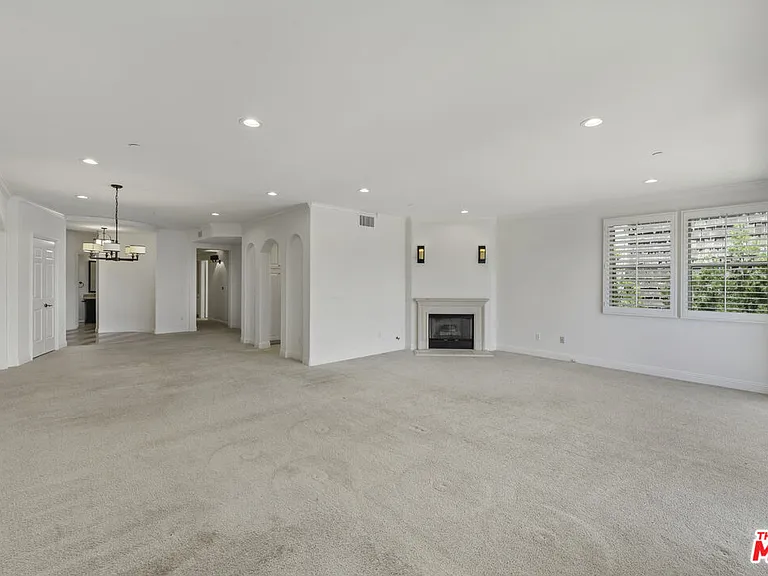 1820 Benecia Ave #402 — Photo 27