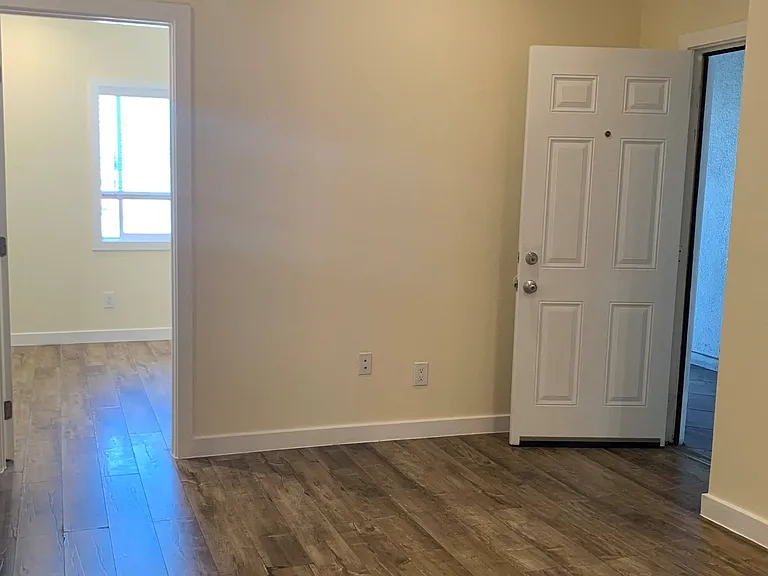 1010 E Anaheim St — Photo 6