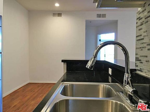 3rd image of 10650 Moorpark St APT 313