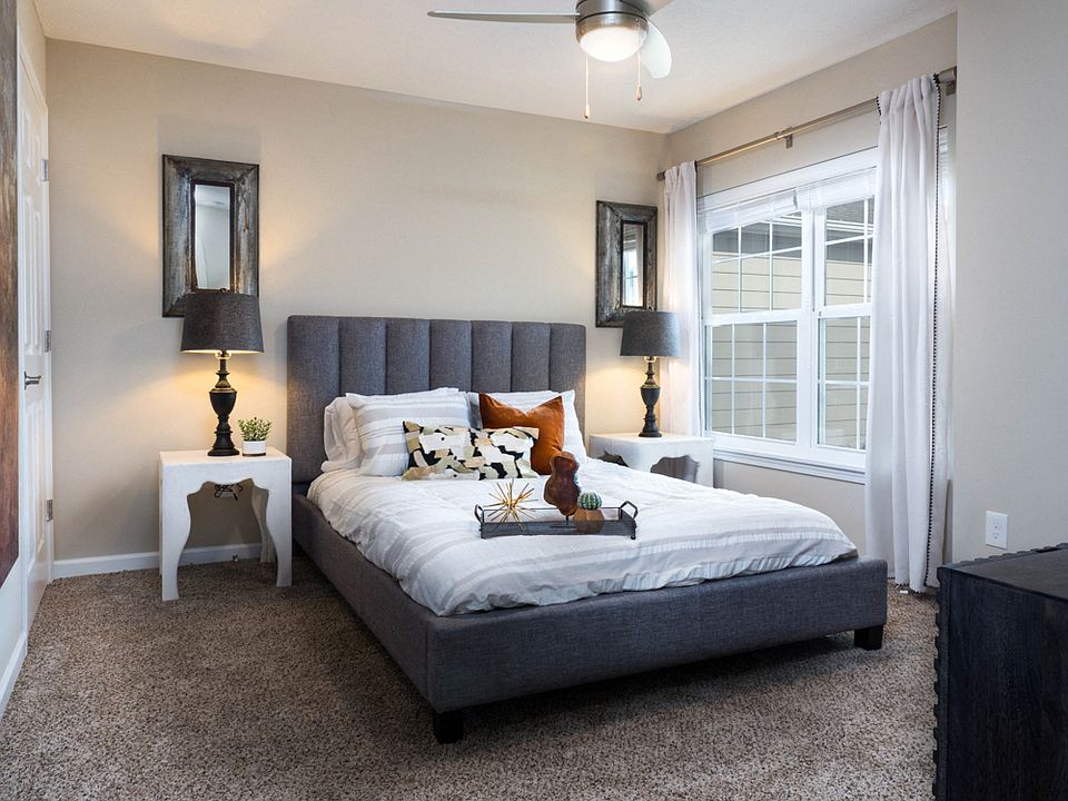Large Main Bedroom with En-suite Bathroom & Closet