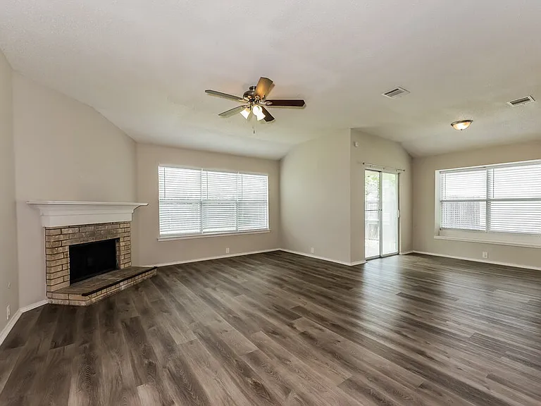 6730 Meadowcrest Dr — Photo 3
