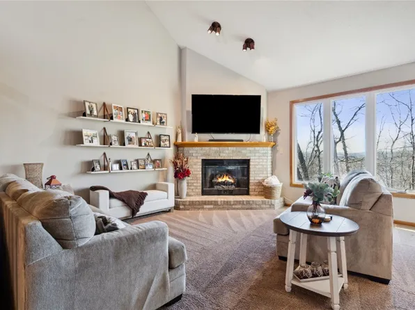 3333 Riverpointe Cir NE, Cedar Rapids, IA 52411